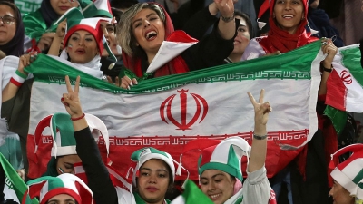 Ιράν: Οι γυναίκες μετά από δυο χρόνια επιστρέφουν στο γήπεδο