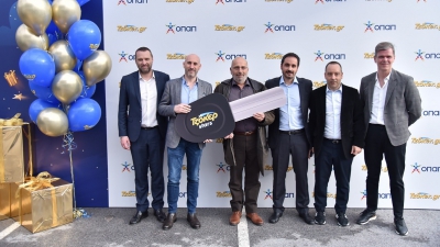 ΤΖΟΚΕΡ Stars: Ο μεγάλος νικητής φεύγει για βόλτες πολλών αστέρων – Παρέλαβε το super δώρο του από τα κεντρικά γραφεία του ΟΠΑΠ