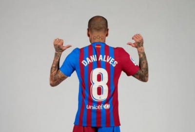 Μπαρτσελόνα: Ο Ντάνι Άλβες πήρε τη φανέλα με το νούμερο που φορούσε ο Ινιέστα!