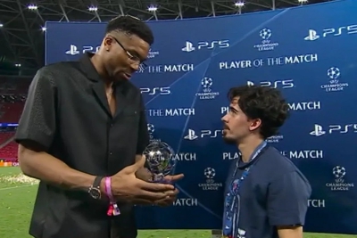 Από MVP σε MVP: Ο Γιάννης Αντετοκούνμπο παρέδωσε στον Βιτίνια το βραβείο του πολυτιμότερου παίκτη του τελικού!