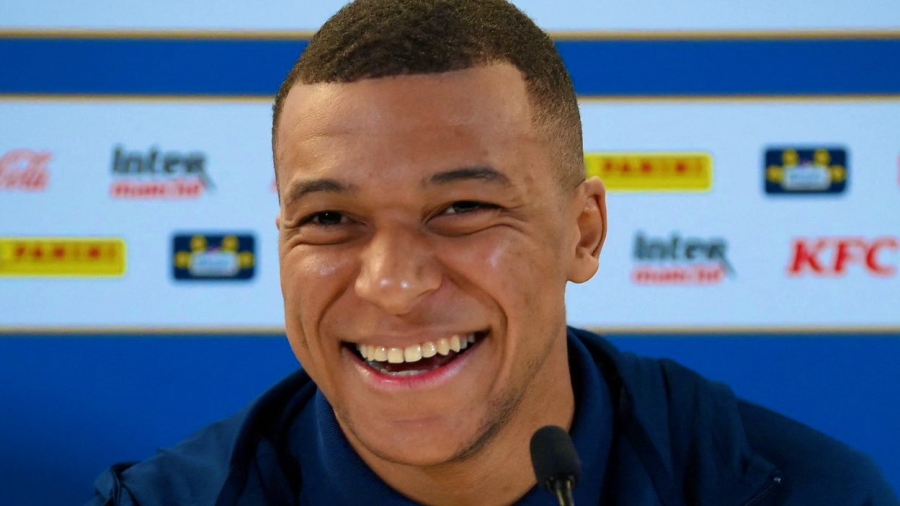 Νέα «βόμβα» Εμπαπέ: «Μένω στην Παρί, θέλω να είμαι εδώ όταν ξεκινήσει η σεζόν!»