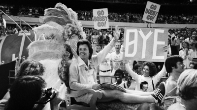 Μπίλυ Τζιν Κινγκ: Η μαχήτρια που «πάτησε κάτω» τον σεξισμό μέσω του τένις και της μάχης των φύλων! (video)
