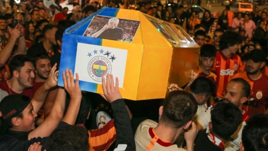 Γαλατάσαραϊ: Οι οπαδοί της πανηγύρισαν τον τίτλο με φέρετρο της.. Φενέρ με τον Μουρίνιο (pic)