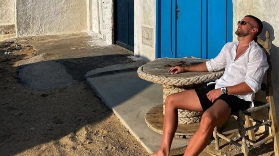 «Χαλαρώνει» στη Μύκονο ο Ρέμπιτς