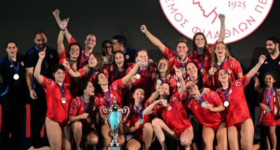 «Θρύλε της πισίνας Ολυμπιακέ!»: Οι «γυναικάρες με τα κόκκινα» το σήκωσαν στη Μάλτα! (video)