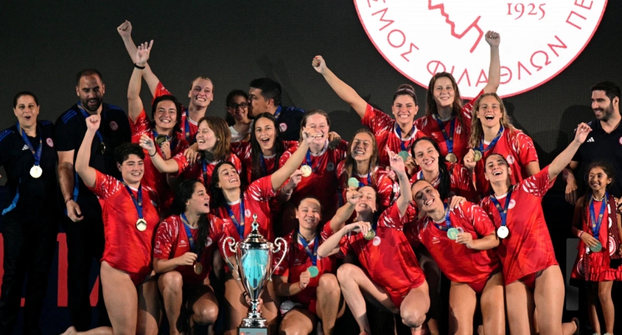 «Θρύλε της πισίνας Ολυμπιακέ!»: Οι «γυναικάρες με τα κόκκινα» το σήκωσαν στη Μάλτα! (video)