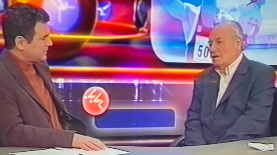 «Κυρίες Δεσποινίδες και Κύριοι»… ο Γιάννης Διακογιάννης υπήρξε ο απόλυτος influencer,  πολύ πριν ακούσουμε τον όρο, μαγεύοντας με τη φωνή του όλη την Ελλάδα!