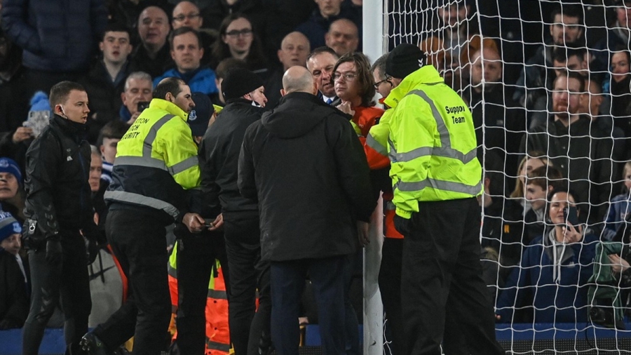 «Βαριά» ποινή για τον ακτιβιστή που δέθηκε στα δοκάρια του Γκούντισον Παρκ