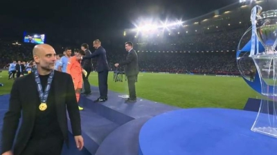 Η αντίδραση του Πεπ όταν είδε το τρόπαιο; Του έκλεισε το μάτι! (video)