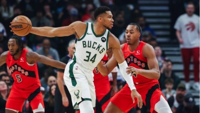 Οι Γιάννης Αντετοκούνμπο και Βίκτορ Γουεμπανιάμα αναδείχθηκαν κορυφαίοι παίκτες της πρώτης εβδομάδας του NBA.