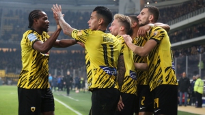 Η ΑΕΚ βγάζει συνεχώς «ήρωες» και κοιτάει κορυφή (video)