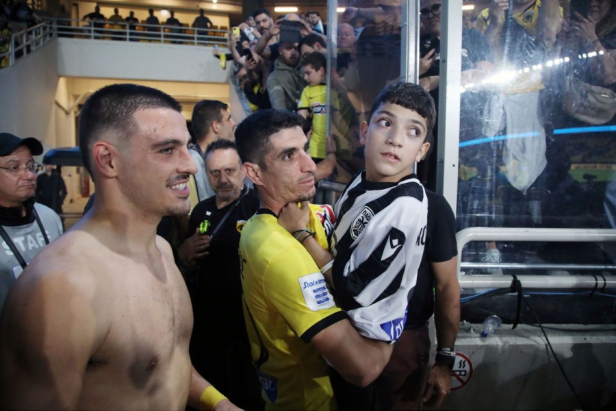 Τα παιδιά δεν ξεχνούν ποτέ: Ο μικρός Γιάννης στα χέρια του Μάνταλου – Του έδωσε την φανέλα του ο Γαλανόπουλος! (video)