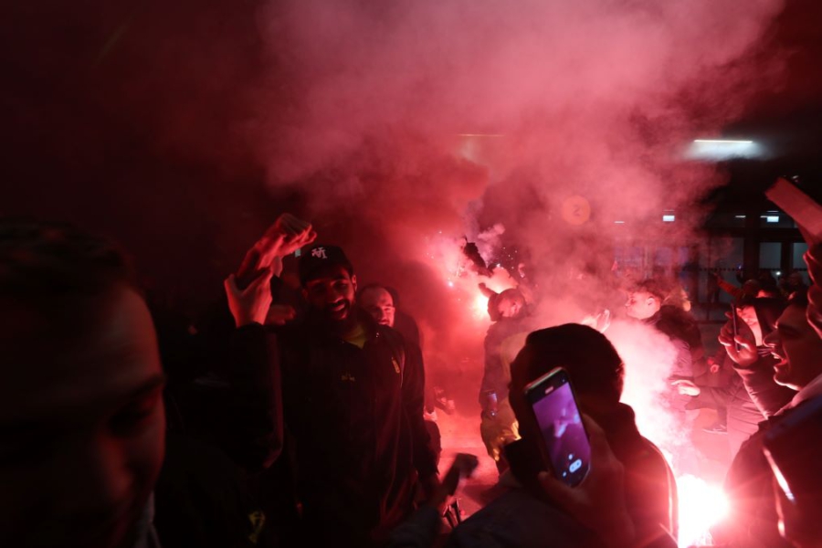 Καπνογόνα, κόσμος και… πανζουρλισμός: Η άφιξη της αποστολής του Άρη στην Θεσσαλονίκη