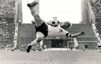 Ούβε Ζέελερ: Ο «Uns Uwe» γνώριζε από ψαλιδάκια, από γκολ, από κεφαλιές, ήταν «κολλητός» του Πελέ και ο θρύλος του Αμβούργου!