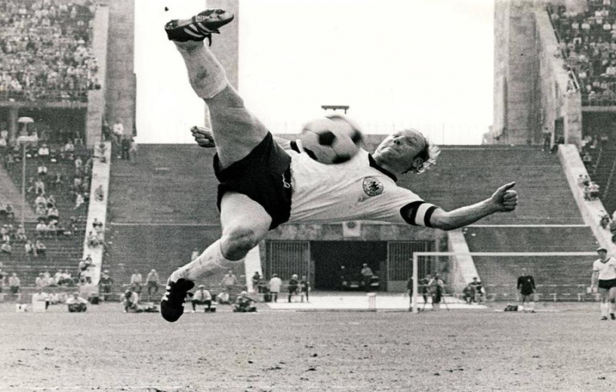 Ούβε Ζέελερ: Ο «Uns Uwe» γνώριζε από ψαλιδάκια, από γκολ, από κεφαλιές, ήταν «κολλητός» του Πελέ και ο θρύλος του Αμβούργου!