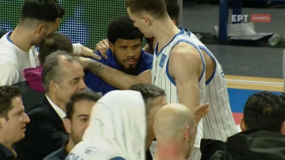 Υπέροχη στιγμή: Οι παίκτες της Καρδίτσας αγκαλιάζουν τον τραυματία και υποβοηθούμενο με πατερίτσες, Λαμάρ Πίτερς! (video)
