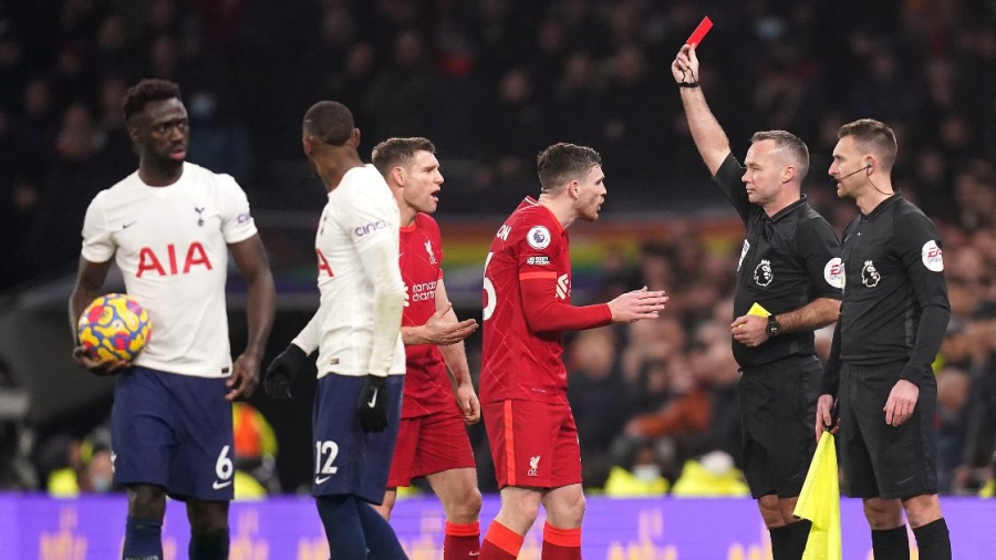 Άντι Ρόμπερτσον: Ο πρώτος παίκτης της Λίβερπουλ που αποβάλλεται στην Premier League μετά από μία διετία, «θύμισε» τον… Μίτροβιτς! (video)