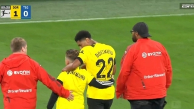 Ντόρτμουντ: Ο Μπέλινγκχαμ πήρε αγκαλιά και απομάκρυνε από το γήπεδο πιτσιρικά εισοβολέα!
