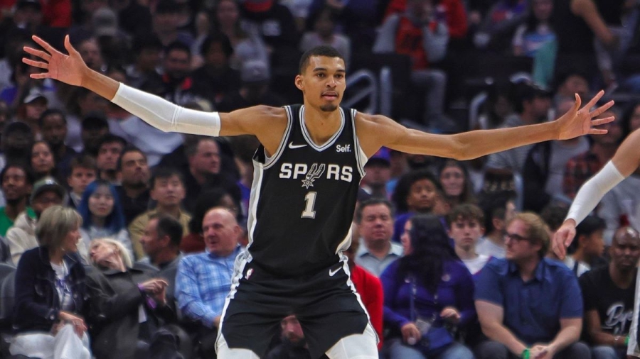 Ο Γουεμπανιάμα σε ένα κλασικό show: Στην επίθεση... Καϊρί Ίρβινγκ, στην άμυνα απλά ο εαυτός του! (video)