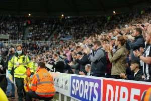 Νιούκαστλ: Αποθέωση για τον ιατρό που έσωσε τη ζωή του φιλάθλου! (video)