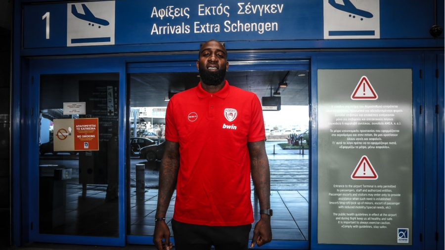 Ολυμπιακός: Έφτασε στην Αθήνα ο Κουίνσι Έισι