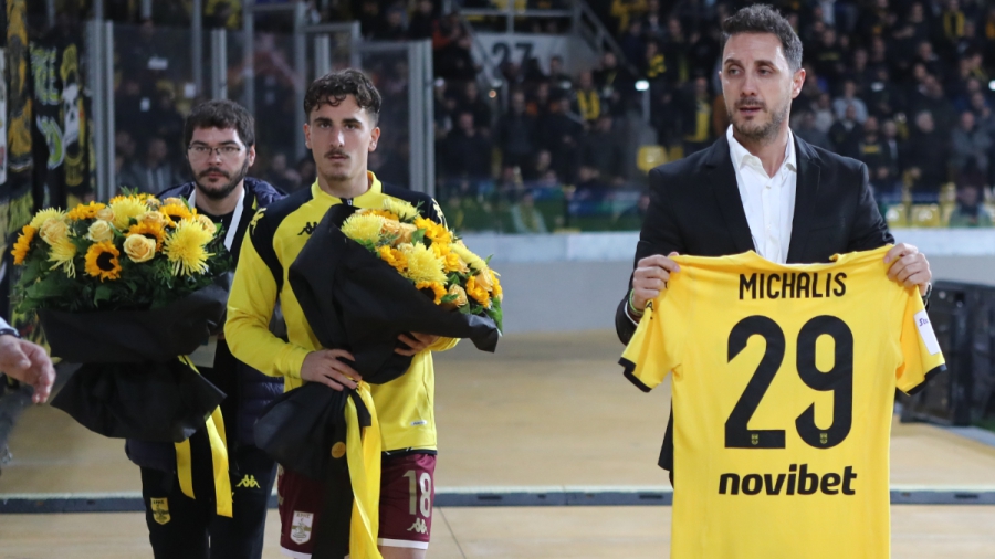 Με ειδική φανέλα και λουλούδια, ο Άρης τιμά τη μνήμη του Μιχάλη! (video)