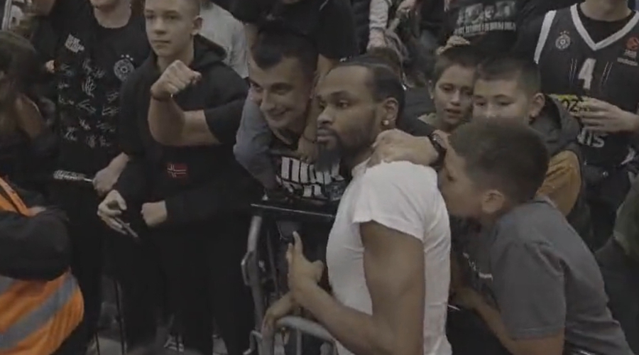 Κάνε το είδωλό σου να σε θυμάται για πάντα, όπως ο μικρός θαυμαστής του Πάντερ! (video)