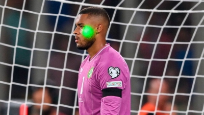 Έξαλλοι οι Ιρλανδοί με το λέιζερ στον Μπαζούνου πριν το πέναλτι στον Μπακασέτα: «Είναι ασέβεια!»