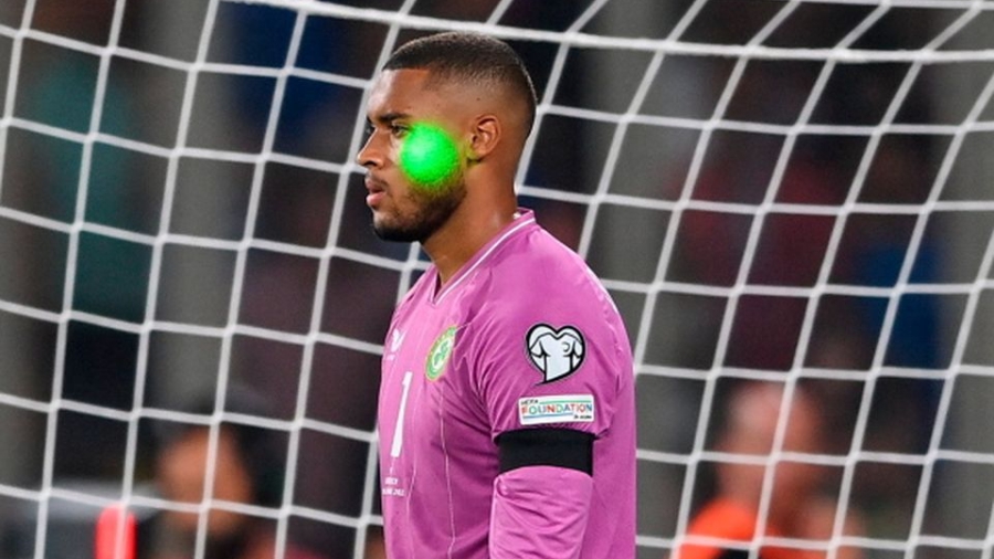 Έξαλλοι οι Ιρλανδοί με το λέιζερ στον Μπαζούνου πριν το πέναλτι στον Μπακασέτα: «Είναι ασέβεια!»