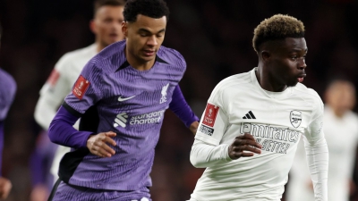 «Η ανθρώπινη πλευρά του ποδοσφαίρου»: Γιατί Άρσεναλ και Λίβερπουλ «απαρνήθηκαν» το παραδοσιακό χρώμα της φανέλας τους;