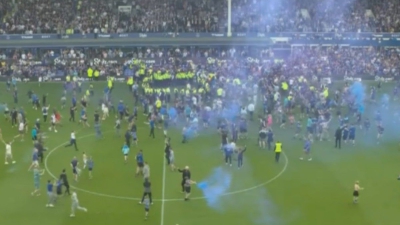 Η «εισβολή» των οπαδών της Έβερτον στο γήπεδο όταν εξασφάλισαν την παραμονή στην Premier League (video)