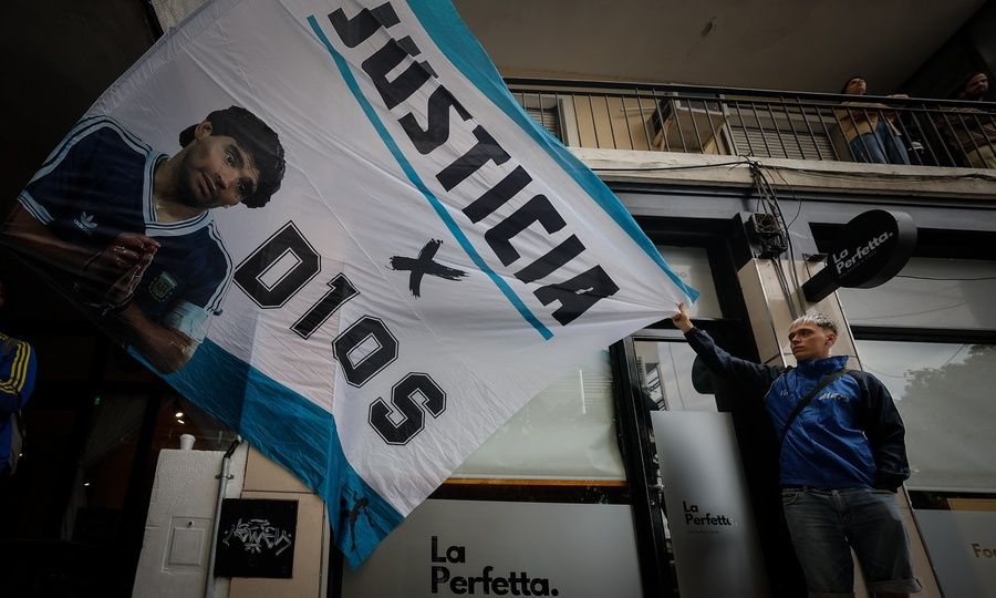 «Η καρδιά του είχε διπλάσιο βάρος, το σώμα του 4,5 λίτρα νερό!»: Σοκάρει ο ιατροδικαστής για τον θάνατο του Μαραντόνα!