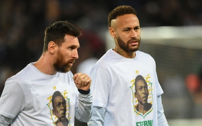 Φανέλες με το πρόσωπο του Πελέ φόρεσαν οι ποδοσφαιριστές της Παρί στην προθέρμανση για το ματς με την Ανζέ