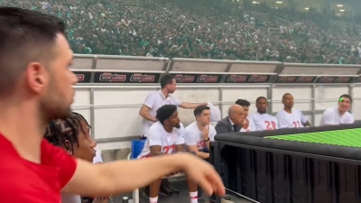 «Τρολάρισμα» της ΚΑΕ Ολυμπιακός: «Όταν πετάς ένα μπουκάλι οξειδάνιο στον φίλο σου!» (video)