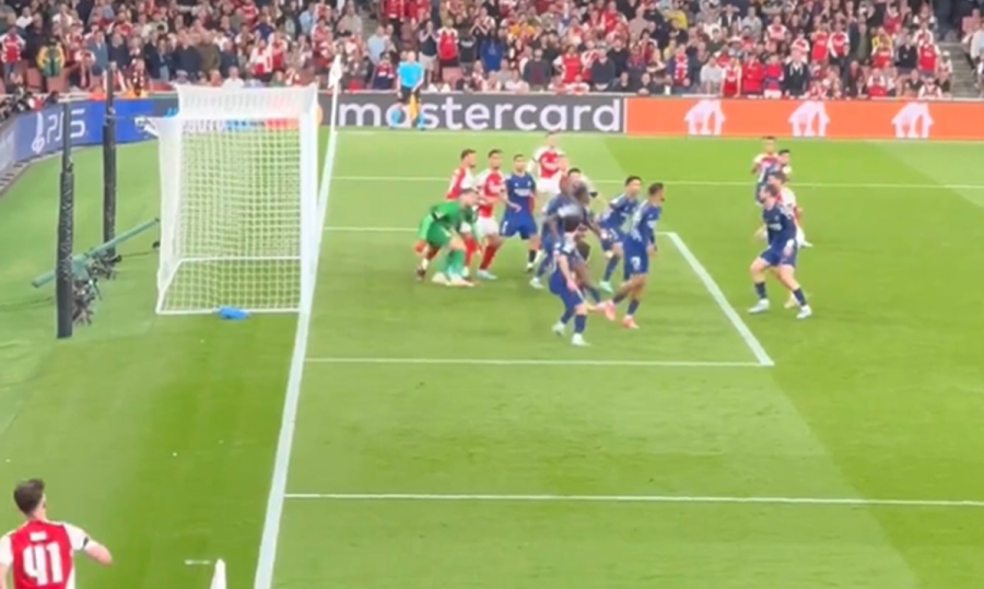 Είχε καταλάβει τι γίνεται ο Ντοναρούμα: «Κόρνερ, πέφτω, κερδίζει η Παρί την Άρσεναλ στην Αγγλία…» (video)