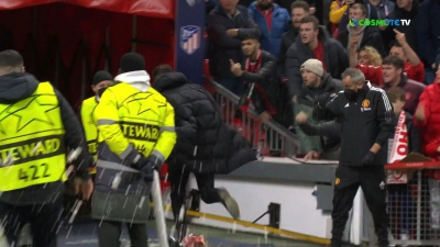 Μάντσεστερ Γιουνάιτεντ – Ατλέτικο Μαδρίτης: «Βροχή» από μπουκάλια προς τον Σιμεόνε (video)