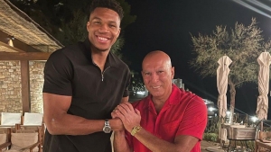 Ιστορική φωτογραφία: Γκάλης και Γιάννης Αντετοκούνμπο μαζί!