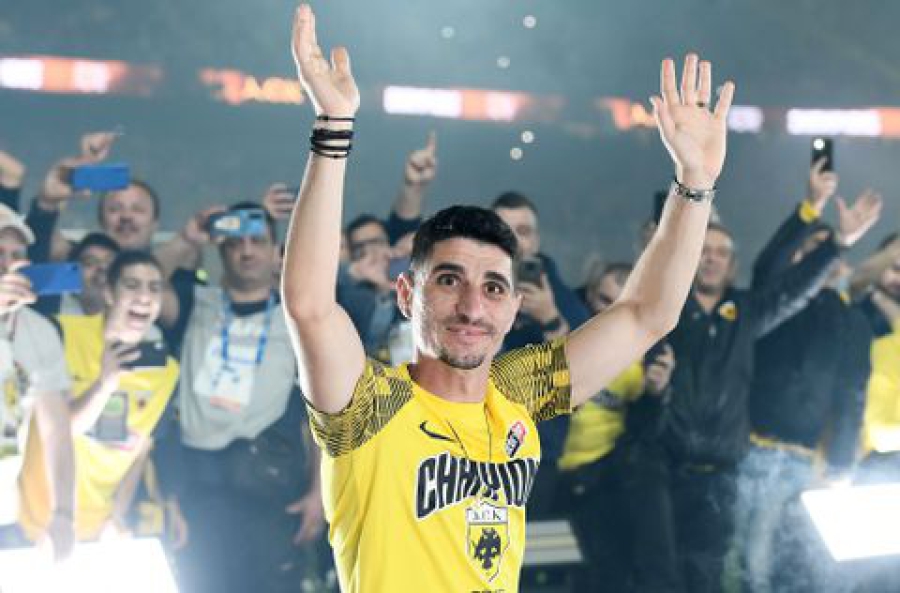 Φανέλα με όνομα «βαρύ», περιβραχιόνιο με ιστορία: Ο Μάνταλος συμπληρώνει 400 συμμετοχές με την ΑΕΚ!