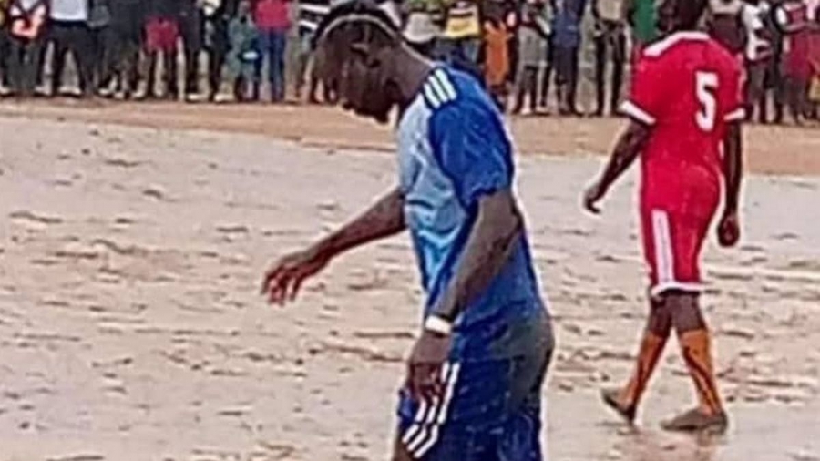 Ο υπέροχος Μανέ επέστρεψε στην γειτονιά του και έπαιξε μπάλα στο χώμα! (video)