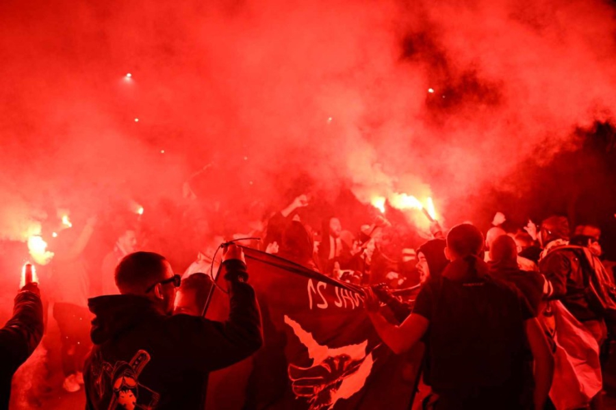 «Τρέλα» για την ΑΕΚ στην Κύπρο: Εκατοντάδες οπαδοί έκαναν τη νύχτα… μέρα στο αεροδρόμιο! (video)