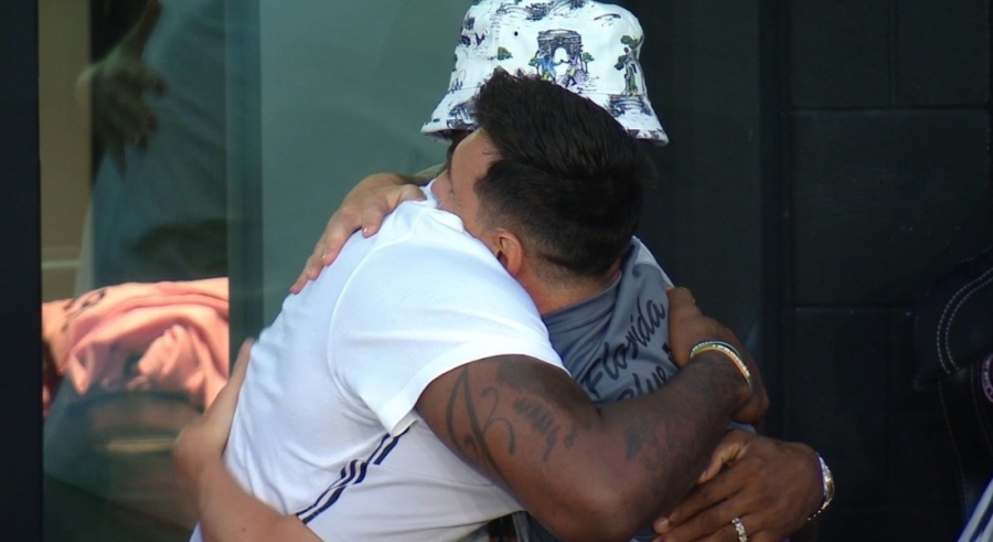 Η αγκαλιά δύο θρύλων - Πήγε να δει την Ίντερ Μαϊάμι λόγω Μέσι ο ΛεΜπρόν (video)