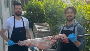 Πίτερς και Πάπας γιόρτασαν το Πάσχα αλά ελληνικά, με σούβλισμα του οβελία!