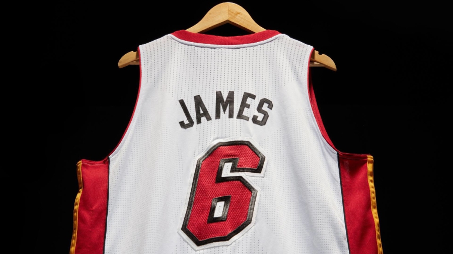 Φανέλα του Λεμπρόν Τζέιμς πωλήθηκε για 3.7 εκατομμύρια δολάρια!