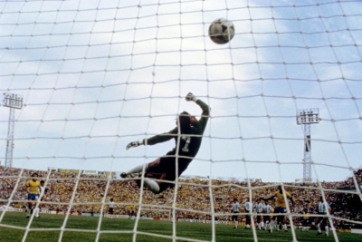 Βραζιλία-Αργεντινή 3-1: Η Ποδοσφαιρική «αιχμαλωσία» στο απόλυτο ντέρμπι του Μουντιάλ ’82 με την αποβολή του Ντιέγκο! (video)