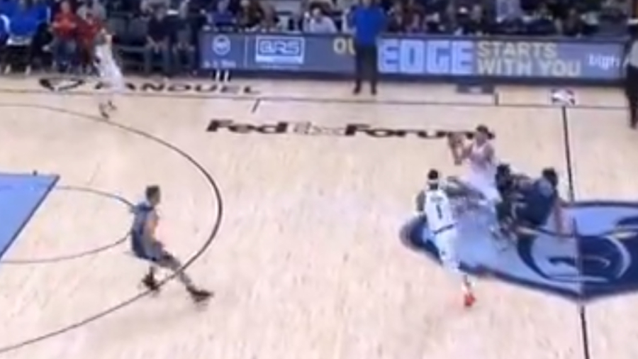 Η απίστευτη πάσα του Ντόντσιτς… σκουπίζοντας το πάτωμα! (video)