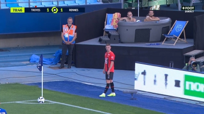 Ligue 1: Μπάλα με μαγιό και μπύρα στο χέρι μέσα από τζακούζι!