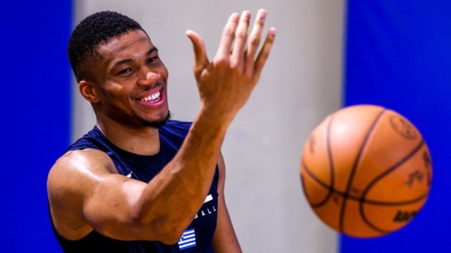 Η... πρόκληση του Γιάννη Αντετοκούνμπο: «Δείξε μου κάτι»