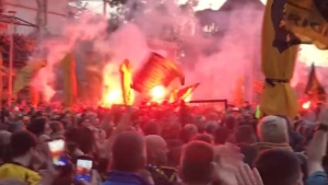 ΑΕΚ: Πήρε... φωτιά η πλατεία του «αετού» στα γκολ των Τσούμπερ και Γκατσίνοβιτς! (video)