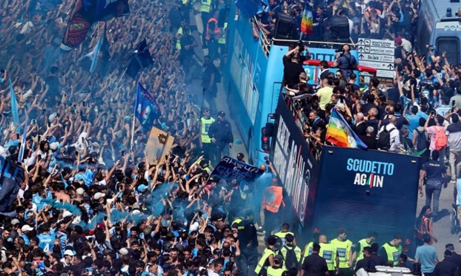 Στο πόδι όλη η Νάπολι - 300.000 άνθρωποι στους δρόμους για την παρέλαση των πρωταθλητών Ιταλίας!