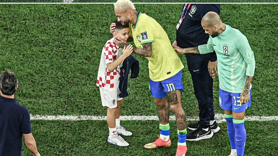 Σπουδαία κίνηση από τον γιο του Πέρισιτς: Μπήκε στο γήπεδο και αγκάλιασε τον Νεϊμάρ μετά τον αποκλεισμό! (video)